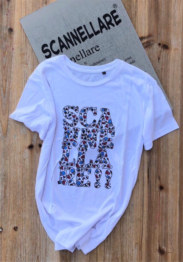 T-shirt scannellare bianca con disegni