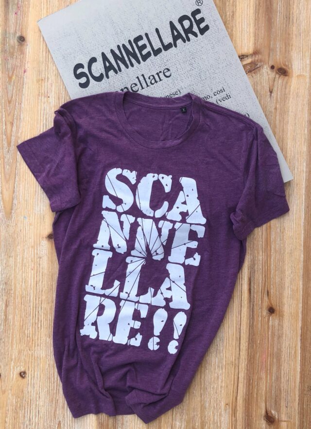 T-shirt scannellare viola